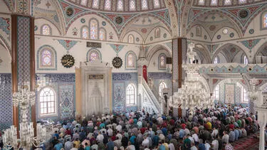 CAMİ ADABINA UYMAK HERKES...