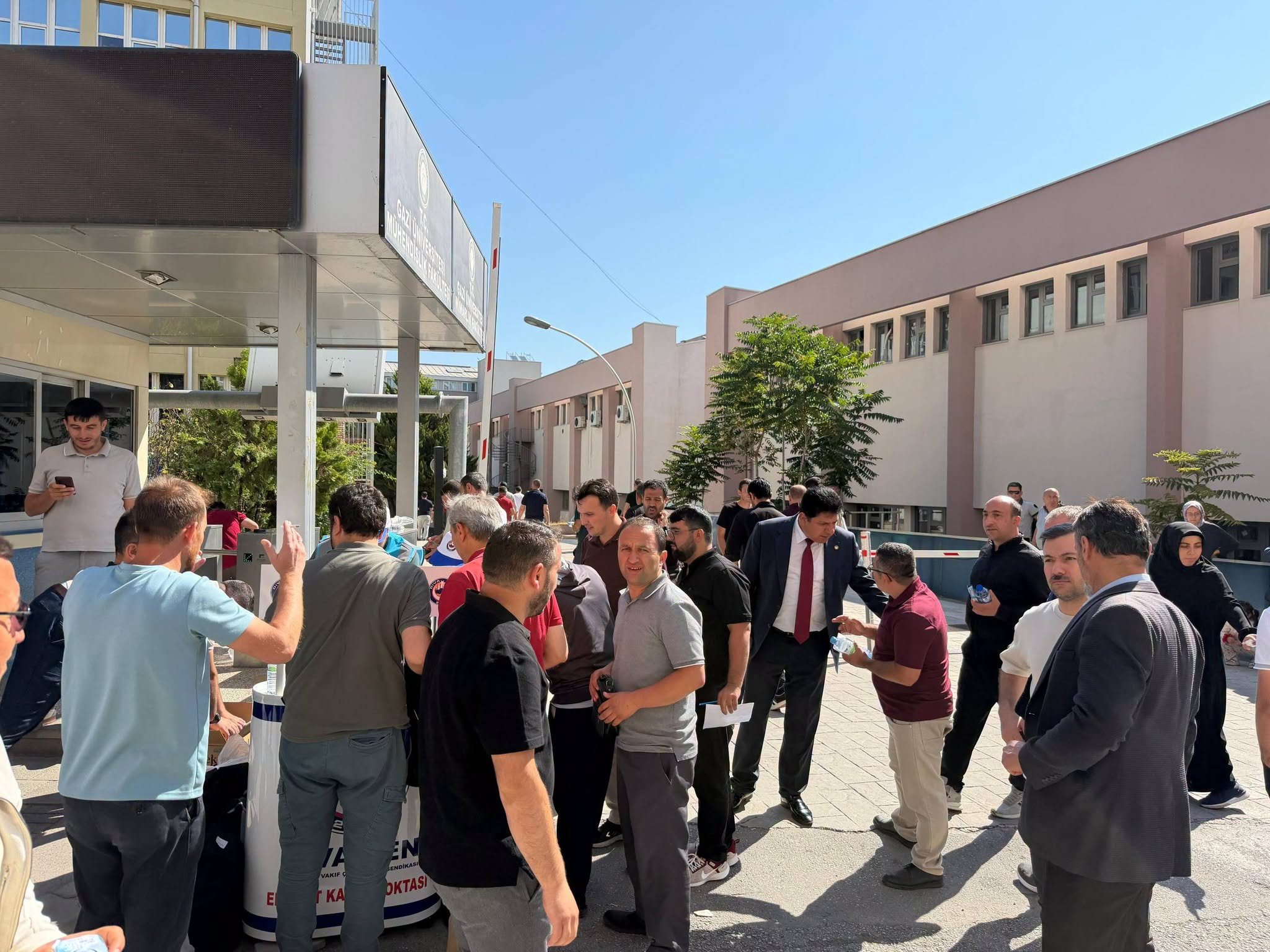 Sendikacılık, sadece konuşmakla değil, üyenin yükünü omuzlam...